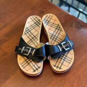 Authentic Burberry wood sandals in Black leather. Size 5.5